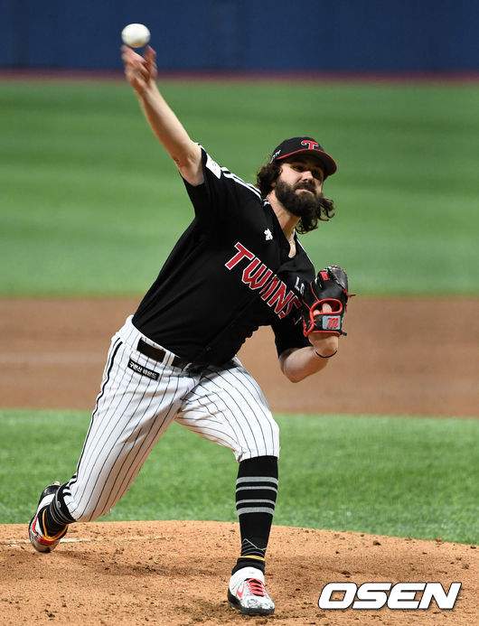 1회말 무사에서 LG 선발투수 켈리가 역투하고 있다. /sunday@osen.co.kr