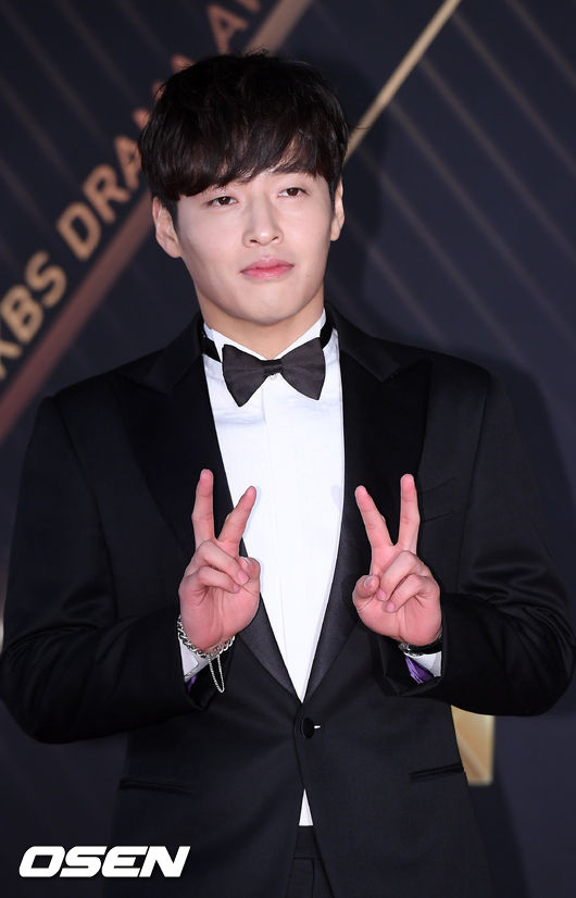 강하늘이 포토월로 입장하며 포즈를 취하고 있다./ rumi@osen.co.kr