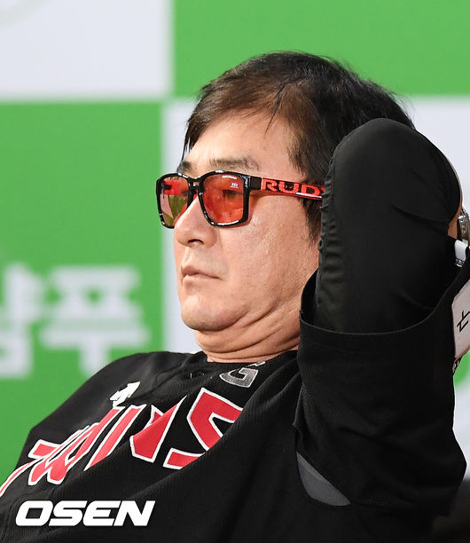 3회초 덕아웃에서 LG 류중일 감독이 생각에 잠겨 있다. /rumi@osen.co.kr