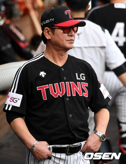 LG 류중일 감독이 경기 시작을 준비하고 있다. / dreamer@osen.co.kr