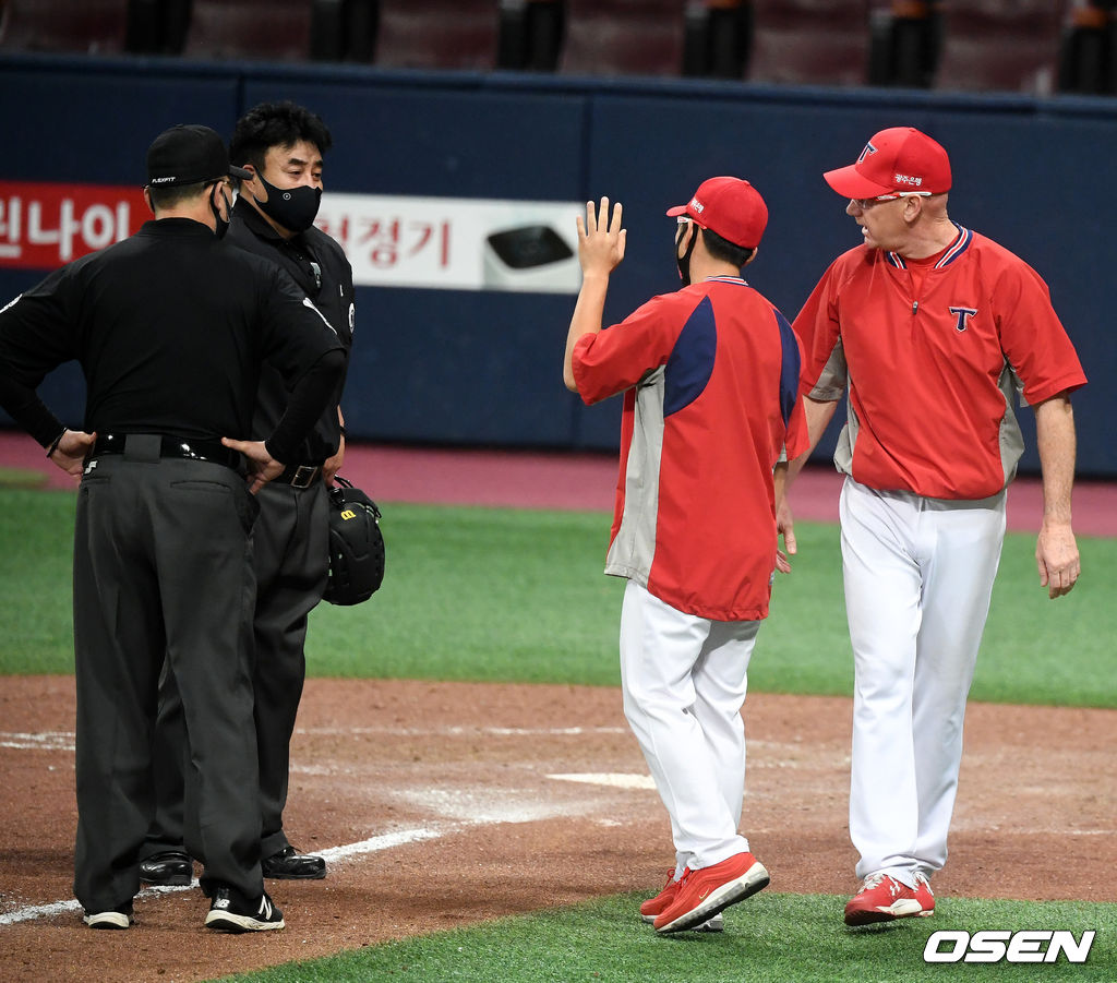 8회말 2사 1,3루에서 KIA 김명찬이 키움 김주형 타석에 폭투로 홈을 노린 키움 김웅빈을 태그아웃 처리했다. 하지만 비디오 판독결과 세이프로 번복됐고 비디오 판독 시간이 규정에 정해져 있는 3분이 지나고 말았다. 이 과정에서 윌리엄스 감독이 최수원 구심에 항의를 하고 있다. 윌리엄스 감독은 비디오 판독 불복항의로 퇴장. /jpnews@osen.co.kr