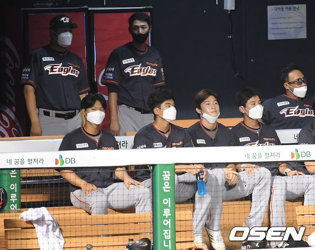  24일 오후 서울 송파구 잠실야구장에서 ‘2020 신한은행 SOL KBO리그’ LG 트윈스와 한화 이글스의 경기가 열렸다.마스크를 쓴 한화 선수들이 더그아웃에서 경기를 지켜보고 있다. /cej@osen.co.kr