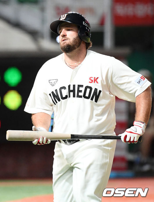 8회말 1사 SK 화이트가 3루수 라인드라이브로 물러나며 아쉬워하고 있다./ rumi@osen.co.kr