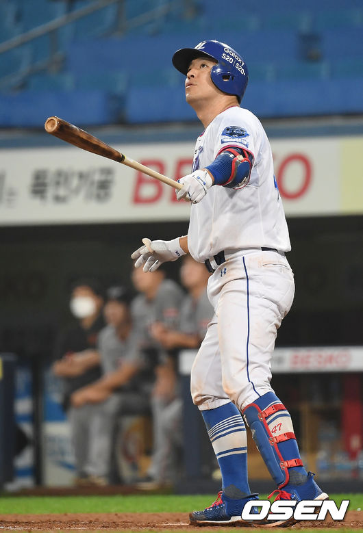 29일 오후 대구 삼성라이온즈파크에서 '2020 신한은행 SOL KBO리그' 삼성 라이온즈와 한화 이글스의 경기가 열렸다.9회말 2사 1루 삼성 강민호가 타구를 바라보고 있다. /youngrae@osen.co.kr