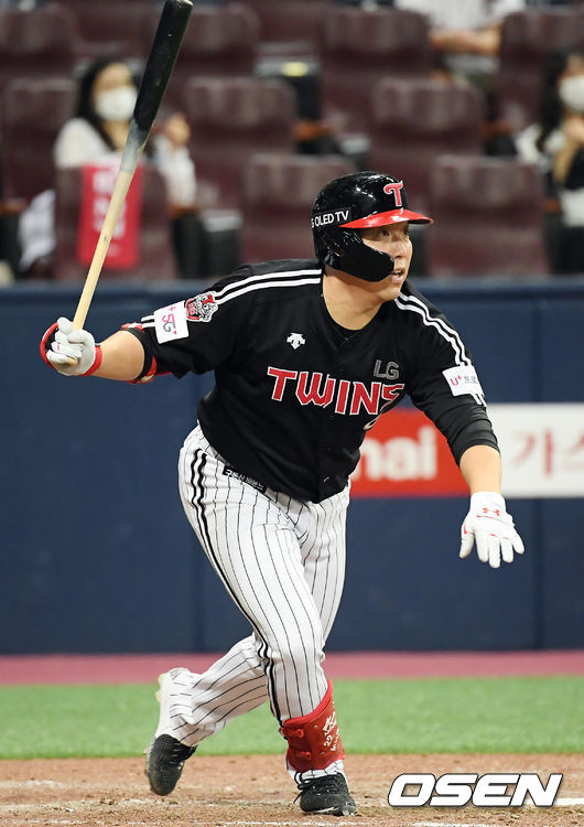 8회초 2사 1,2루 LG 김현수가 우전 안타를 때려냈으나, 홈에서 3루주자 홍창기가 포수 박동원에게 태그아웃 당하며 이닝 종료. /cej@osen.co.kr