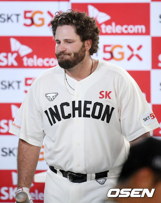 8회말 1사 SK 화이트가 3루수 라인드라이브로 물러나며 아쉬워하고 있다./ rumi@osen.co.kr