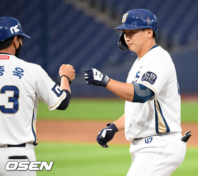 NC 나성범이 선취 2타점 적시타를 날린 후 1루에서 이종욱 코치와 하이파이브를 하고 있다. / rumi@osen.co.kr