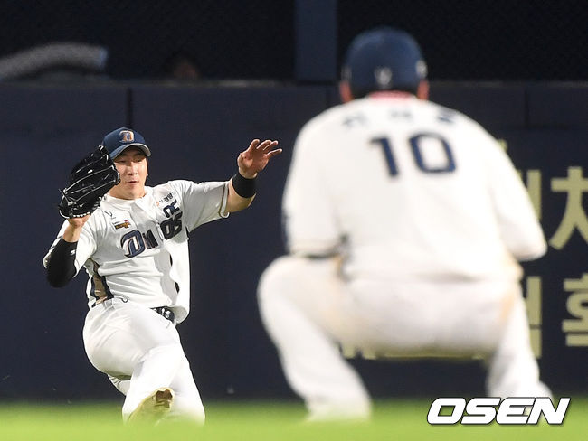 5회초 무사 선두타로 나선 LG 채은성의 뜬 공 타구를 NC 우익수 나성범이 잡아내고 있다./ dreamer@osen.co.kr