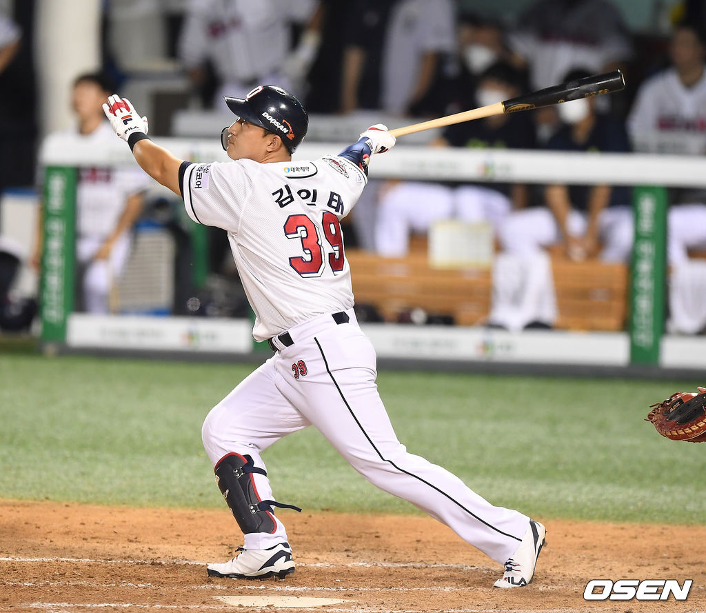 25일 오후 서울 잠실야구장에서 '2020 신한은행 SOL KBO리그' 두산 베어스와 KIA 타이거즈의 경기가 열렸다.6회말 1사 1,2루 두산 김인태가 역전 스리런 홈런을 때려내고 있다. /youngrae@osen.co.kr