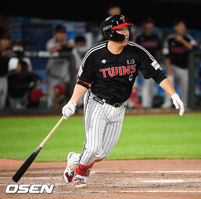 16일 오후 부산 사진구장에서 KBO리그 롯데 자이언츠와 LG 트윈스의 경기가 진행됐다.6회초 1사 만루 LG 김현수가 2타점 적시타를 날리고 있다. / soul1014@osen.co.kr