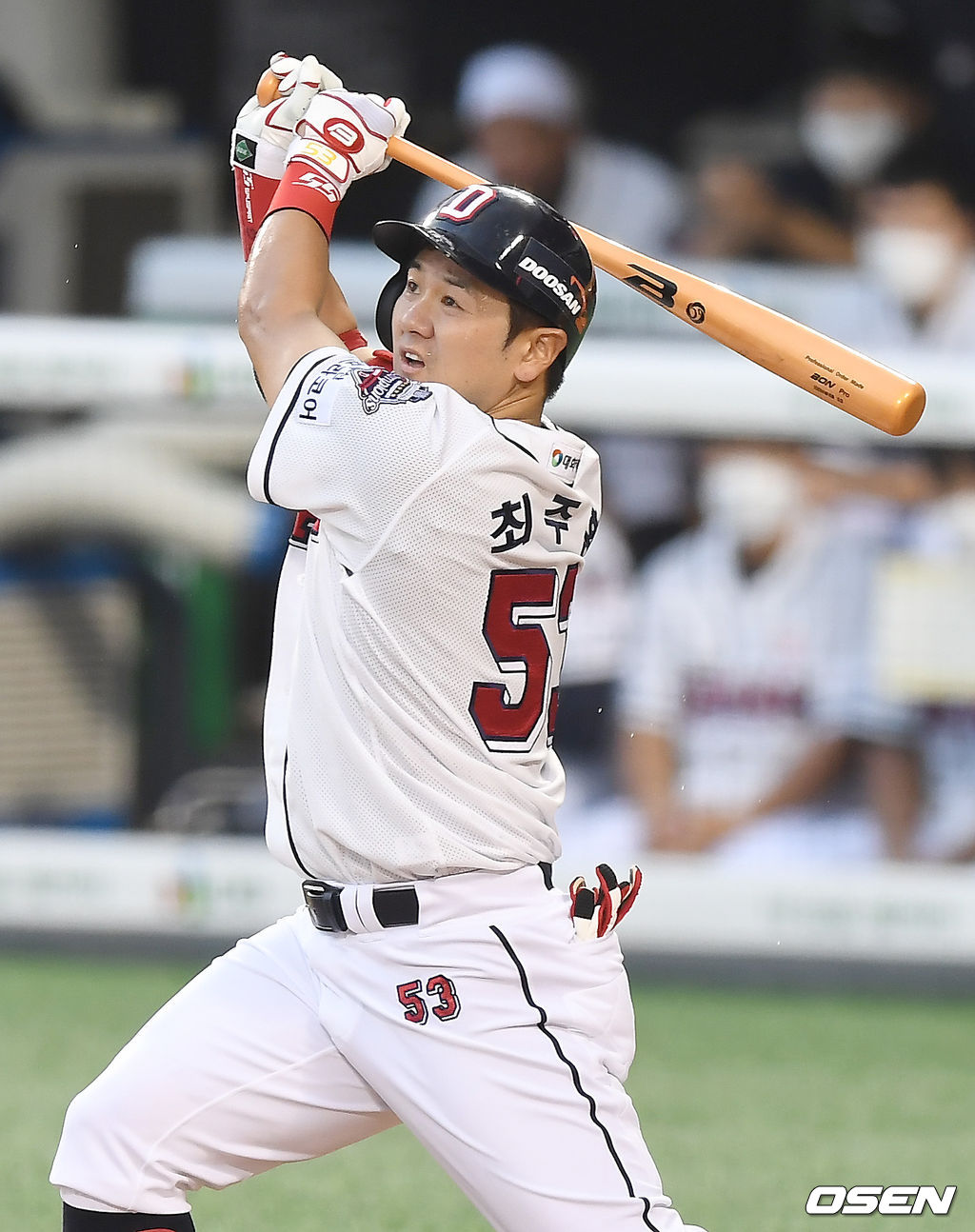 2회말 1사 두산 최주환이 솔로 홈런을 때려내고 있다. /youngrae@osen.co.kr