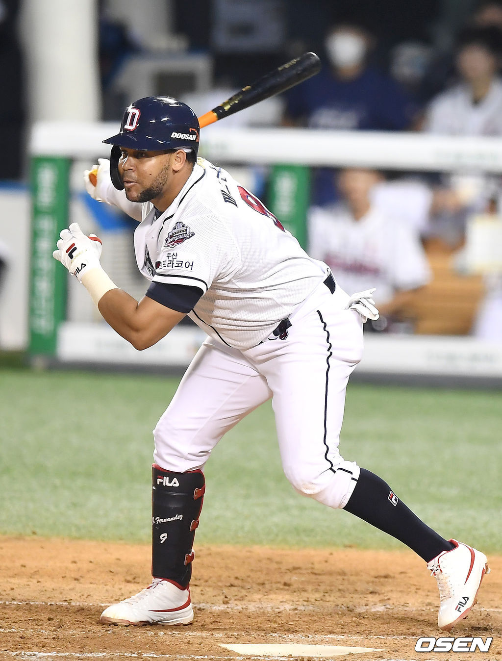 5회말 2사 1,3루 두산 페르난데스가 동점 적시타를 때려내고 있다. /youngrae@osen.co.kr