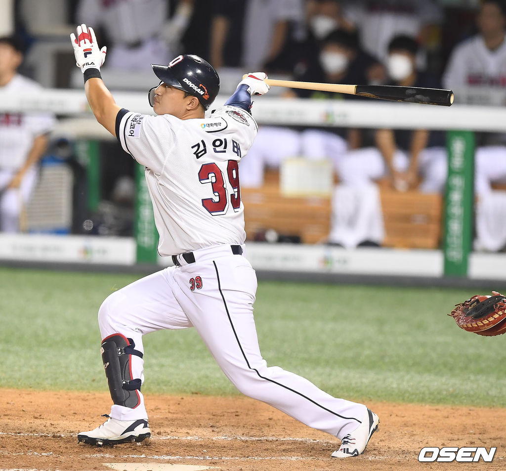 25일 오후 서울 잠실야구장에서 '2020 신한은행 SOL KBO리그' 두산 베어스와 KIA 타이거즈의 경기가 열렸다.6회말 1사 1,2루 두산 김인태가 역전 스리런 홈런을 때려내고 있다. /youngrae@osen.co.kr