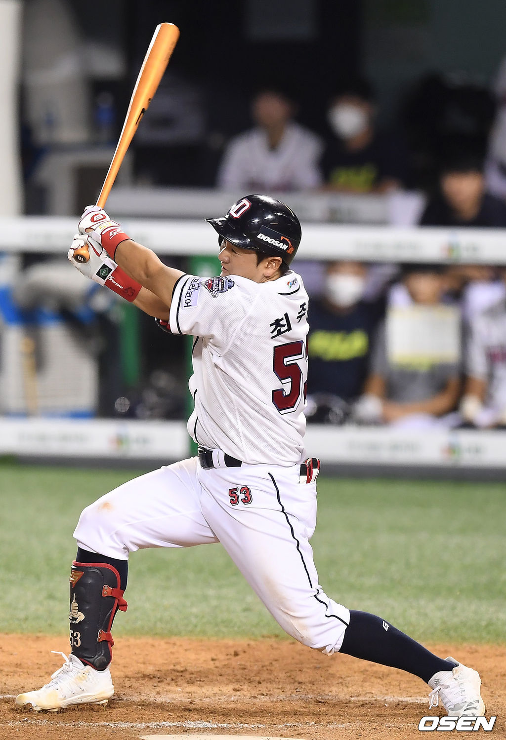 25일 오후 서울 잠실야구장에서 '2020 신한은행 SOL KBO리그' 두산 베어스와 KIA 타이거즈의 경기가 열렸다.8회말 1사 만루 두산 최주환이 적시타를 때려내고 있다. /youngrae@osen.co.kr