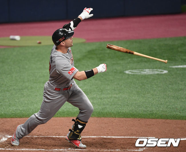3회초 2사 주자없는 상황 로맥이 역전 좌월 솔로포를 날리고 있다. / dreamer@osen.co.kr