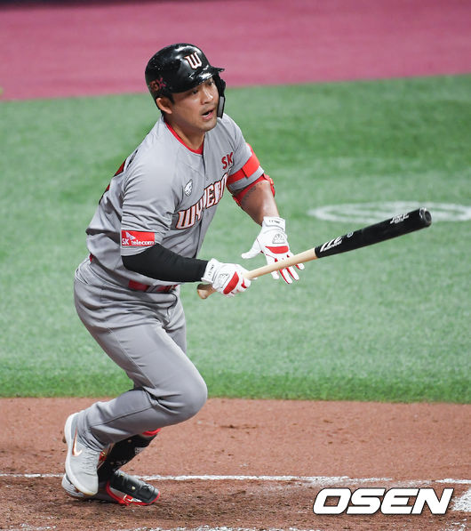 2회초 무사 1,2루 SK 정의윤이 2타점 적시타를 날리고 있다. / soul1014@osen.co.kr