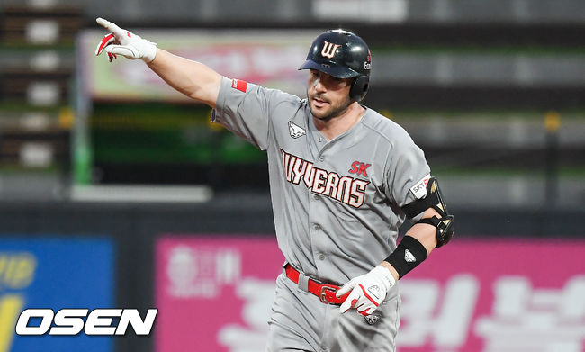 2회초 2사 1,2루 SK 로맥이 3점 홈런을 날리고 손짓하고 있다./ soul1014@osen.co.kr