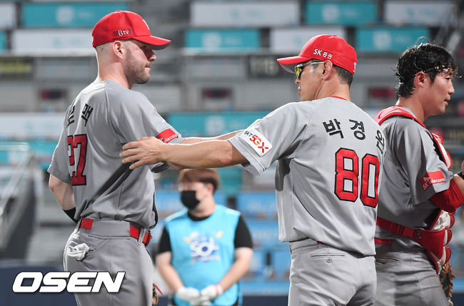 경기종료 후 SK 박경완 감독대행이 로맥과 하이파이브를 하고 있다. / soul1014@osen.co.kr