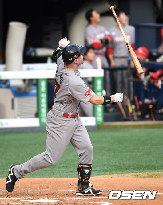 2회초 무사 선두타자로 나선 SK 로맥이 선제 좌월 솔로포를 날리고 있다. / dreamer@osen.co.kr
