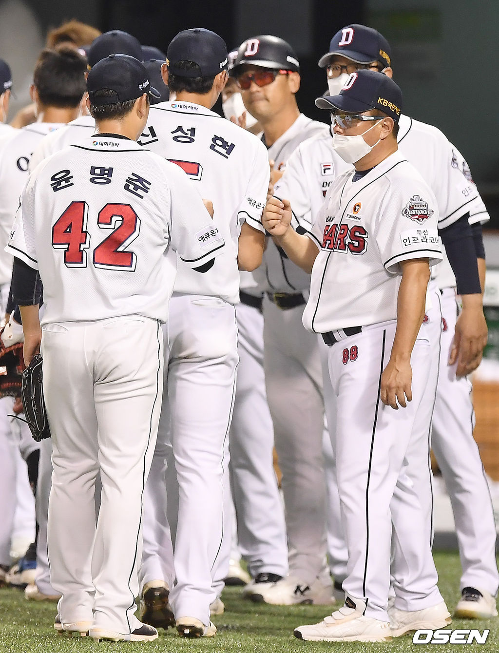 두산은 25일 서울 잠실구장에서 열린 ‘2020 신한은행 SOL KBO리그’ KIA 타이거즈와의 홈경기에서 10-8로 승리했다. 승리를 거둔 두산 김태형 감독이 윤명준과 기뻐하고 있다. /youngrae@osen.co.kr