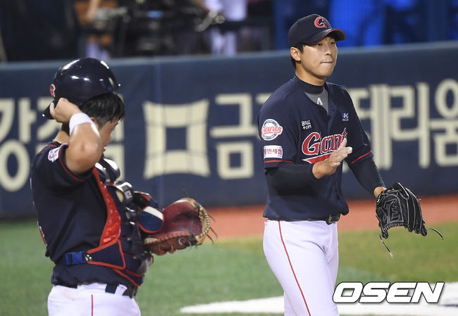20일 오후 서울 잠실야구장에서 '2020 신한은행 SOL KBO리그' 두산 베어스와 롯데 자이언츠의 경기가 열렸다.6회말 2사 1,3루 롯데 구승민이 두산 정수빈에게 동점 적시타를 허용한 뒤 아쉬워하고 있다. /youngrae@osen.co.kr