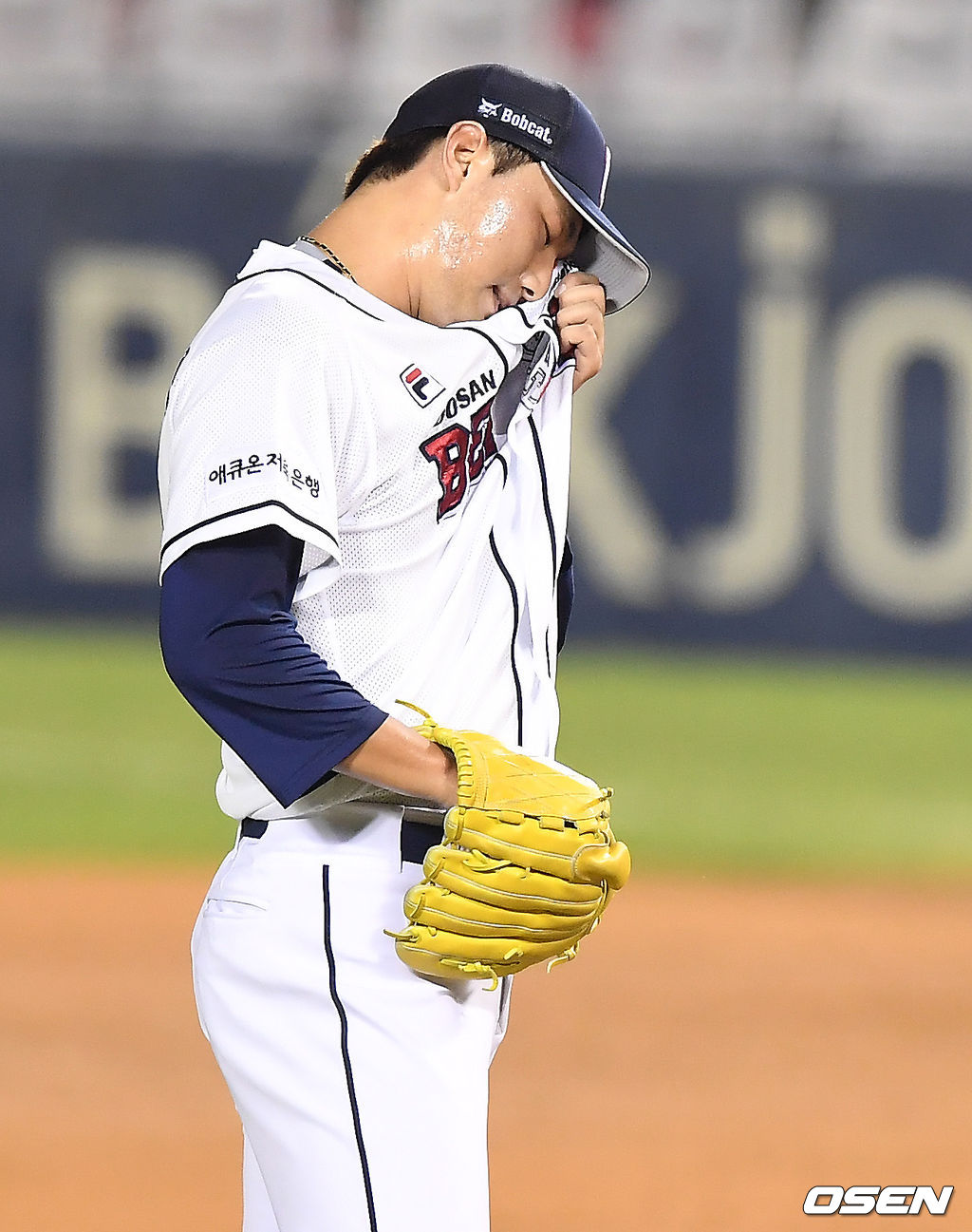 25일 오후 서울 잠실야구장에서 '2020 신한은행 SOL KBO리그' 두산 베어스와 KIA 타이거즈의 경기가 열렸다.8회초 2사 만루 두산 홍건희가 3연속 사사구로 동점을 허용한 뒤 아쉬워하고 있다. /youngrae@osen.co.kr