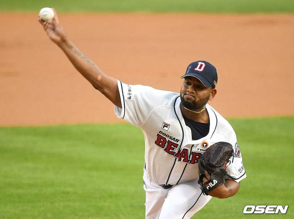 1회초 두산 알칸타라가 역투하고 있다. /youngrae@osen.co.kr