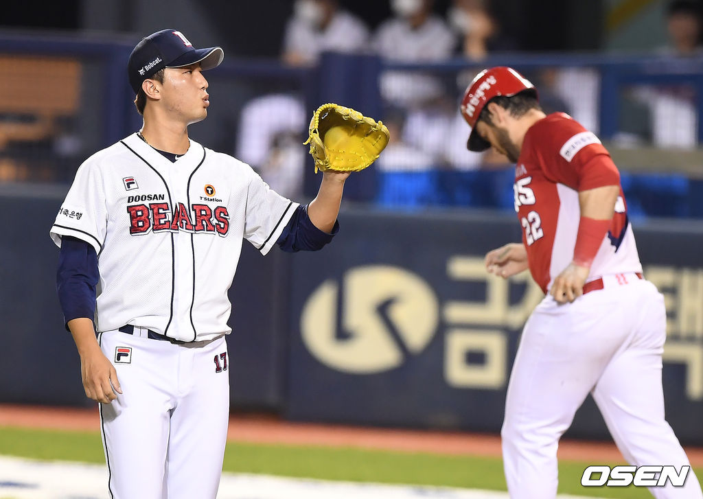 25일 오후 서울 잠실야구장에서 '2020 신한은행 SOL KBO리그' 두산 베어스와 KIA 타이거즈의 경기가 열렸다.8회초 2사 만루 두산 홍건희가 몸에 맞는 볼로 실점하고 있다. /youngrae@osen.co.kr