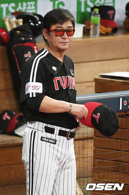 20일 오후 서울 고척스카이돔에서 '2020 신한은행 SOL KBO리그' 키움 히어로즈와 LG 트윈스의 경기가 열렸다.경기 전 LG 류중일 감독이 키움 덕아웃 쪽에 모자를 벗어 인사를 하고 있다. /rumi@osen.co.kr