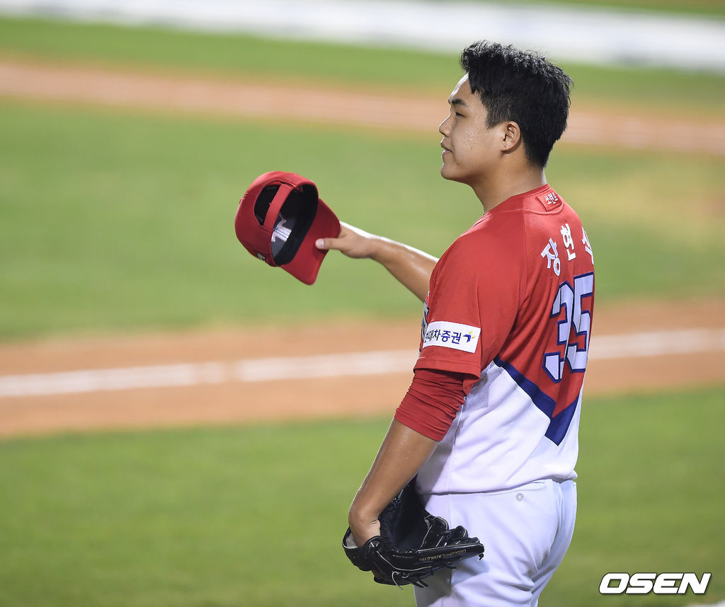 25일 오후 서울 잠실야구장에서 '2020 신한은행 SOL KBO리그' 두산 베어스와 KIA 타이거즈의 경기가 열렸다.6회말 1사 1,2루 KIA 장현식이 두산 김인태에게 역전 스리런 홈런을 허용한 뒤 아쉬워하고 있다. /youngrae@osen.co.kr