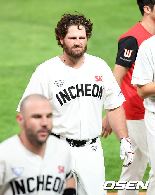 경기를 마치고 SK 화이트가 얼굴을 찡그리며 퇴장하고 있다./ rumi@osen.co.kr