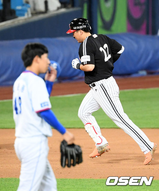 3회초 2사 주자 1루 LG 김현수가 중월 투런 홈런을 날린 후 그라운드를 돌고 있다. / rumi@osen.co.kr