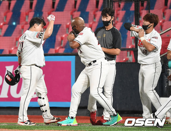 KT위즈가 짜릿한 역전승을 거두었다. KT는 26일 수원케이티위즈파크에서 열린 '2020신한은행 SOL KBO리그' 키움 히어로즈와의 경기에서 0-5로 뒤졌으나 추격전을 벌여 연장 10회말 허도환의 끝내기 안타를 앞세워 6-5로 승리했다. 끝내기 안타를 때린 KT 허도환이 동료들과 기뻐하고 있다. /youngrae@osen.co.kr