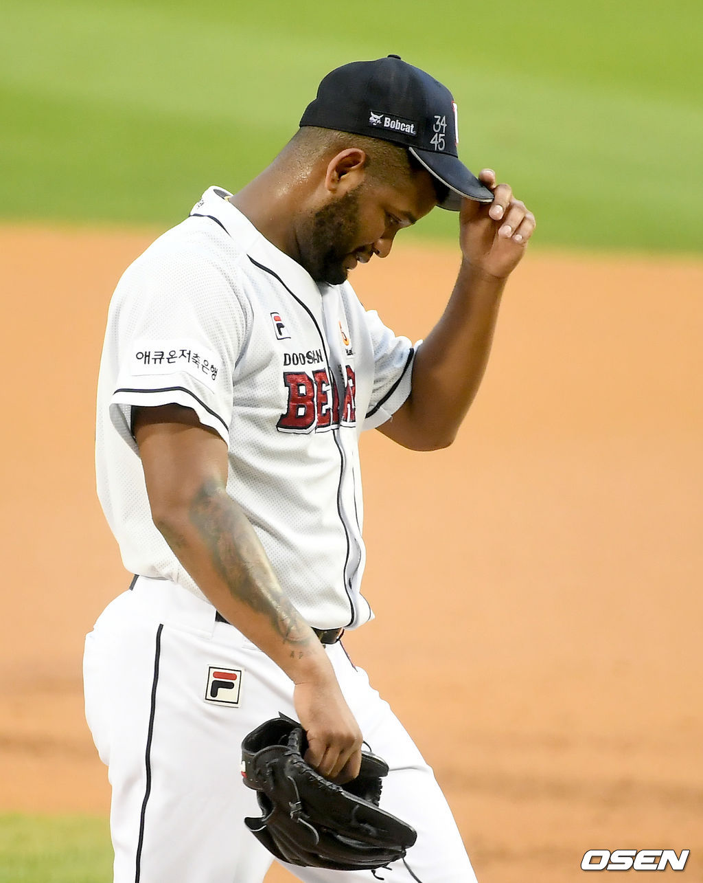 26일 서울 잠실야구장에서 ‘2020 신한은행 SOL KBO리그’ 두산 베어스와 KIA 타이거즈의 경기가 열렸다.1회초 종료 후 KIA 유민상에게 3점 홈런을 허용한 두산 선발 알칸타라가 아쉬워하며 더그아웃으로 이동하고 있다./ksl0919@osen.co.kr