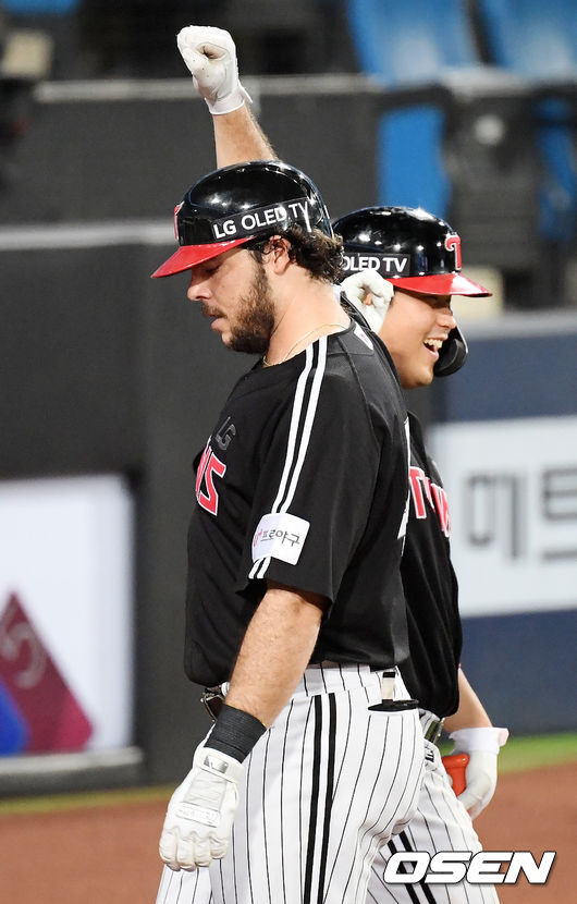 8회초 2사 주자 1루 LG 라모스가 우중월 재역전 투런홈런을 날린 후 덕아웃 앞에서 유강남과 팔꿈치 하이파이브를 하고 있다. / rumi@osen.co.kr