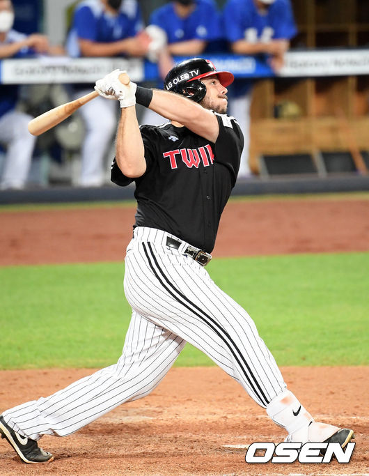 8회초 2사 주자 1루 LG 라모스가 우중월 재역전 투런홈런을 날리고 있다. / rumi@osen.co.kr