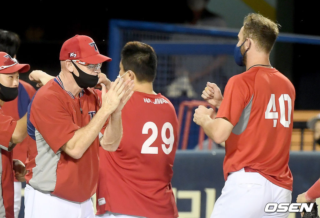 KIA 타이거즈가 두산 베어스의 5연승을 저지했다.KIA는 26일 서울 잠실구장에서 열린 ‘2020 신한은행 SOL KBO리그’ 두산과의 원정경기에서 7-5로 승리했다. 이날 승리로 지난 25일 패배를 설욕한 KIA는 1승 1패로 잠실구장 2연전을 마쳤다.경기 종료 후 KIA 윌리엄스 감독과 가뇽이 기쁨을 나누고 있다./ksl0919@osen.co.kr