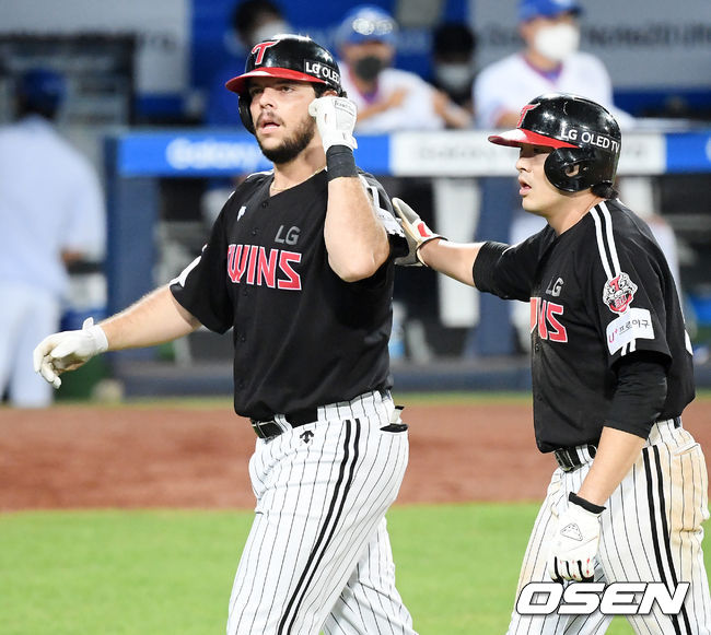 8회초 2사 주자 1루 LG 라모스가 우중월 재역전 투런홈런을 날린 후 홈을 밟고 있다. / rumi@osen.co.kr