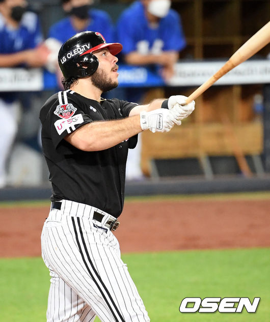 26일 오후 대구 삼성 라이온즈 파크에서 ‘2020 신한은행 SOL KBO리그’ 삼성 라이온즈와와 LG 트윈스의 경기가 열렸다.8회초 2사 주자 1루 LG 라모스가 우중월 재역전 투런홈런을 날리고 있다. / rumi@osen.co.kr