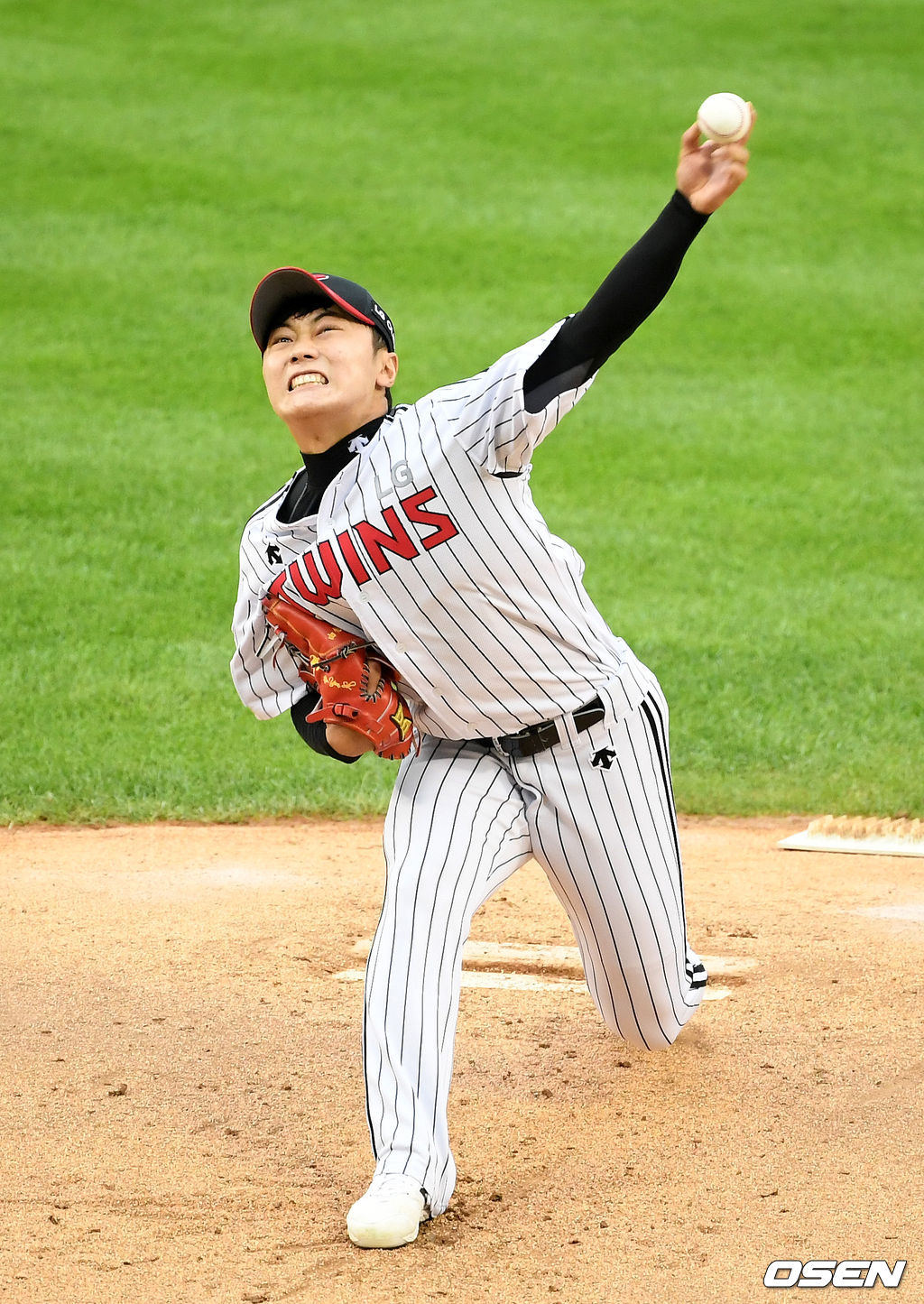 LG 김윤식이 역투하고 있다. /jpnews@osen.co.kr