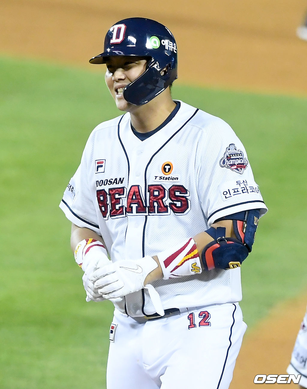 26일 서울 잠실야구장에서 ‘2020 신한은행 SOL KBO리그’ 두산 베어스와 KIA 타이거즈의 경기가 열렸다.8회말 1사 3루 두산 최용제가 추격의 1타점 적시타를 날린 뒤 미소짓고 있다./ksl0919@osen.co.kr