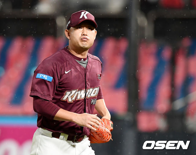 4회말 1사 2,3루 위기에서 무실점으로 막아낸 키움 김상수가 숨을 고르고 있다. /youngrae@osen.co.kr