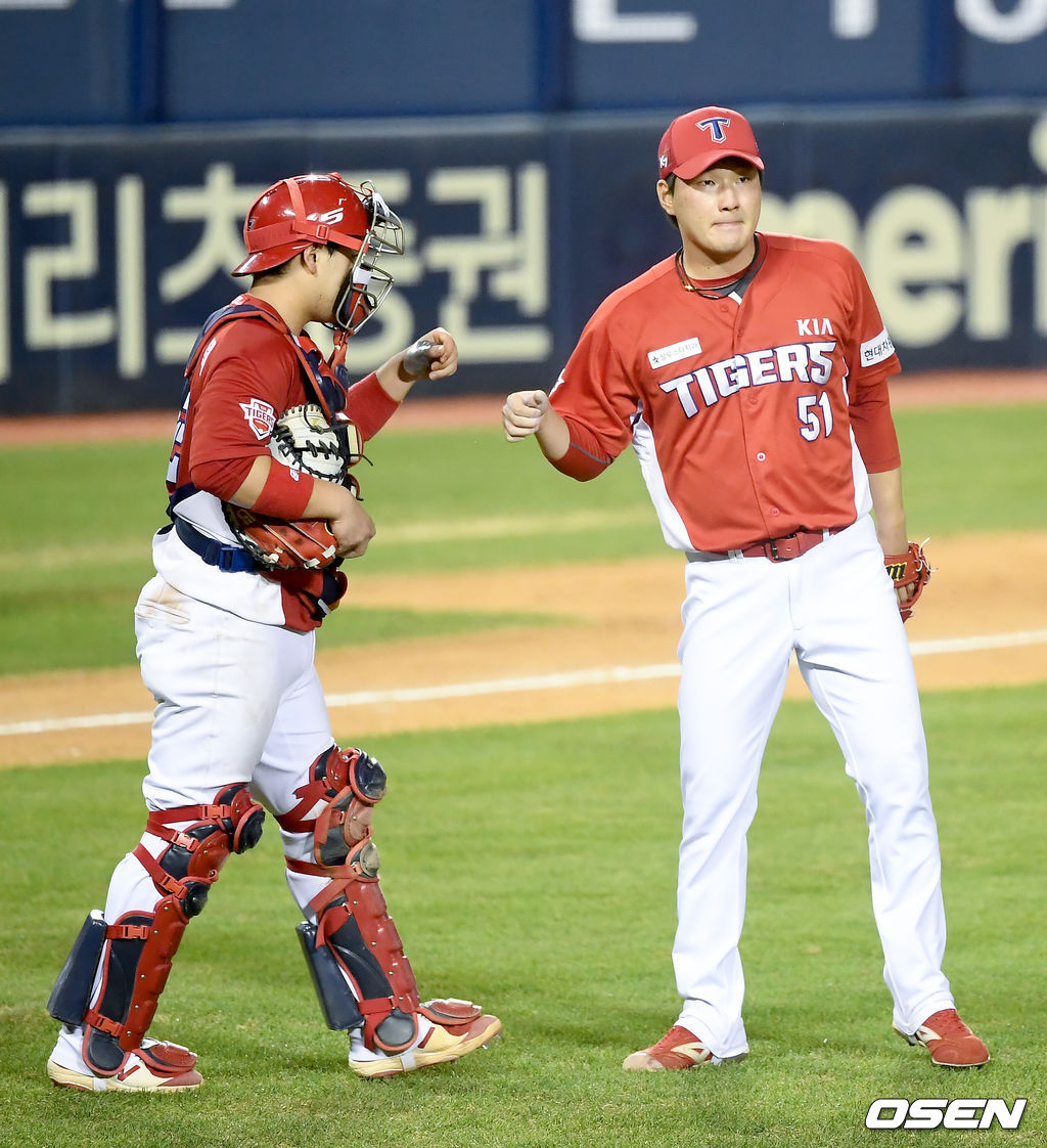 KIA 타이거즈가 두산 베어스의 5연승을 저지했다.KIA는 26일 서울 잠실구장에서 열린 ‘2020 신한은행 SOL KBO리그’ 두산과의 원정경기에서 7-5로 승리했다. 이날 승리로 지난 25일 패배를 설욕한 KIA는 1승 1패로 잠실구장 2연전을 마쳤다.경기 종료 후 KIA 전상현과 한승택이 하이파이브를 하고 있다./ksl0919@osen.co.kr