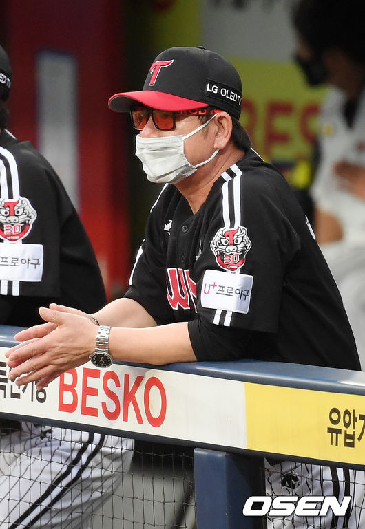 LG 류중일 감독이 덕아웃에서 경기를 주시하고 있다./ rumi@osen.co.kr