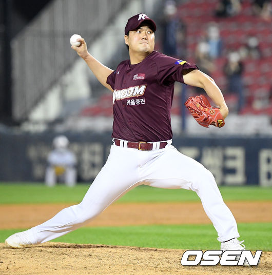 8회말 1사 주자 2,3루 두산 정상호 타석에 마운드에 오른 키움 김태훈이 힘차게 공을 뿌리고 있다./ rumi@osen.co.kr