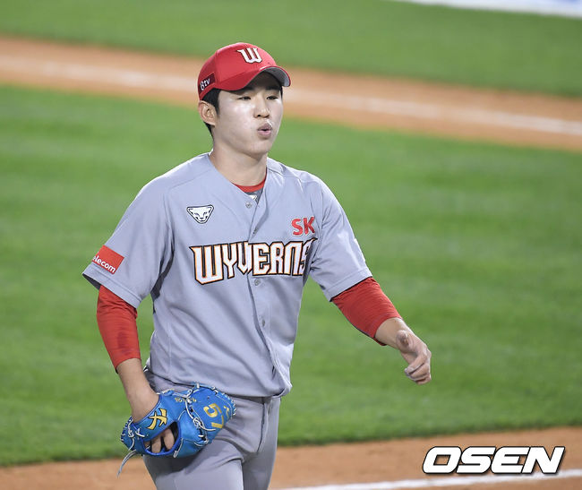 7회말 이닝을 마친 SK 김정빈이 마운드를 내려오고 있다. /youngrae@osen.co.kr