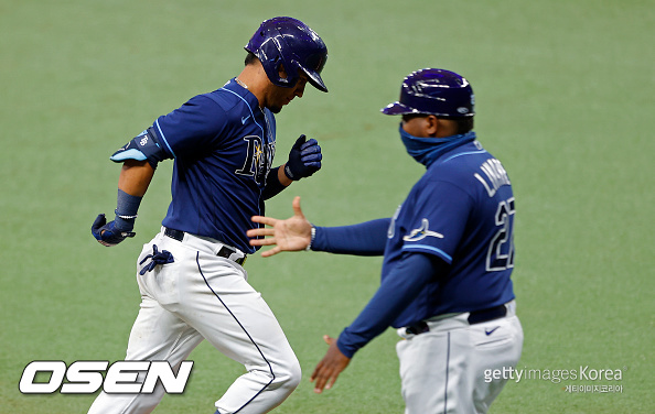 [사진] 8회 결승 솔로 홈런을 날리고 홈인한 마이클 페레스ⓒGettyimages(무단전재 및 재배포 금지)