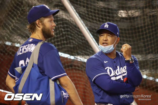 [사진] 데이브 로버츠 감독(오른쪽) /ⓒGettyimages(무단전재 및 재배포 금지)