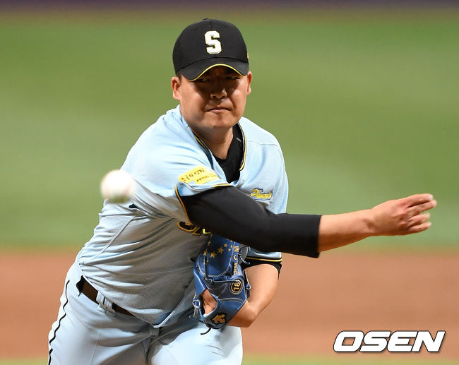 상무 심창민이 역투하고 있다. /sunday@osen.co.kr