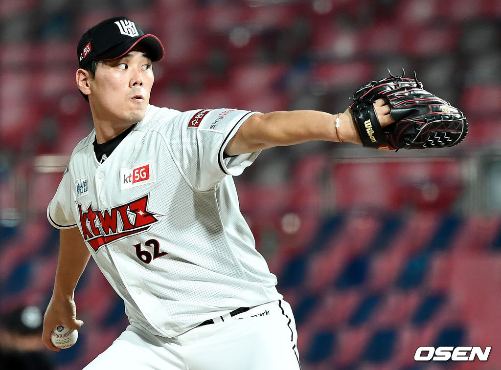 25일 오후 경기도 수원 KT 위즈파크에서 ‘2020 신한은행 SOL KBO리그’ KT 위즈와 키움 히어로즈의 경기가 열렸다.9회초 마운드에 오른 KT 투수 김재윤이 힘차게 공을 뿌리고 있다. / dreamer@osen.co.kr